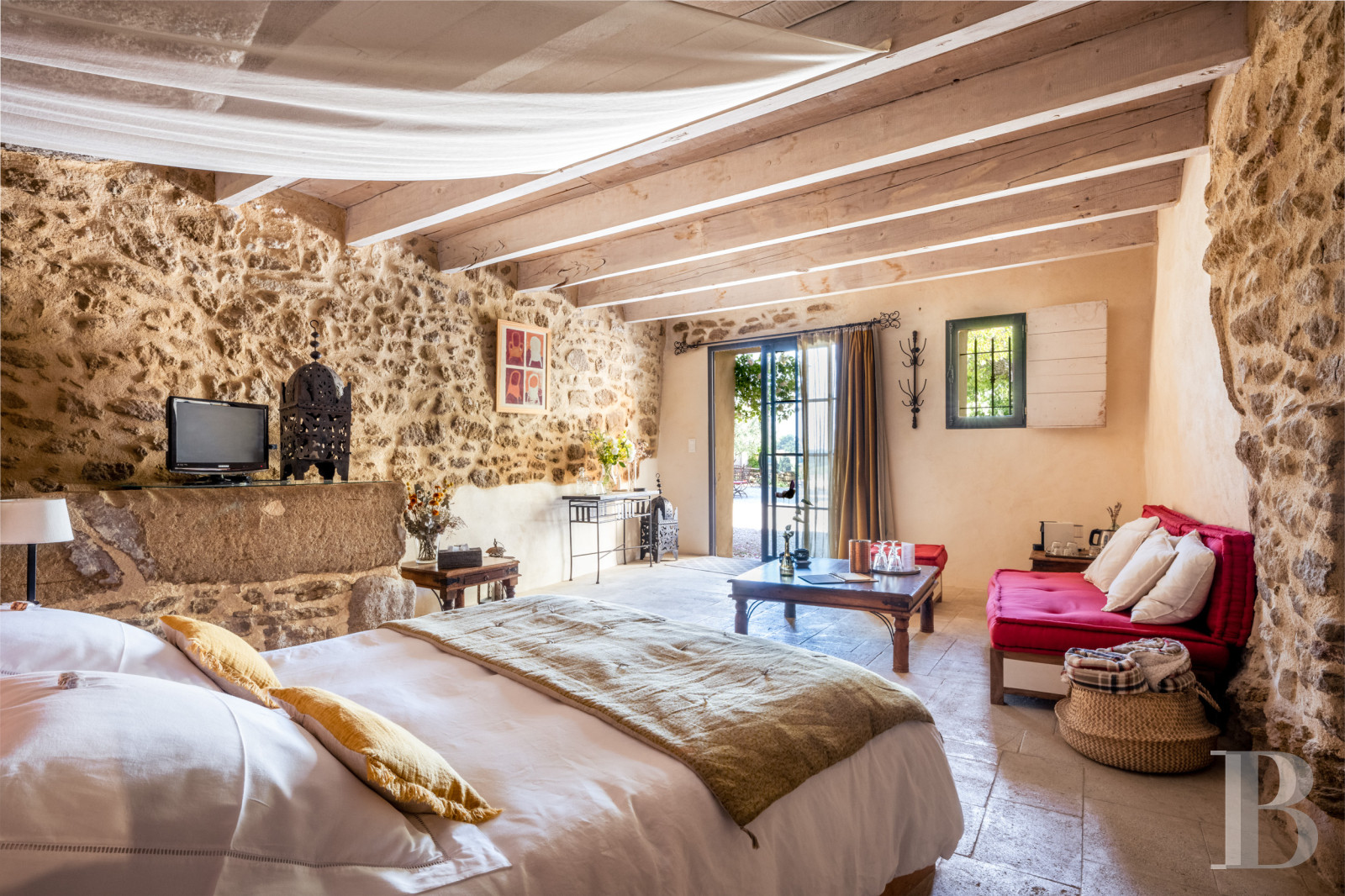 Dans le Vaucluse, aux environs de Beaumes-de-Venise,  une ancienne ferme du 18e siècle bordée de vignes - photo  n°9